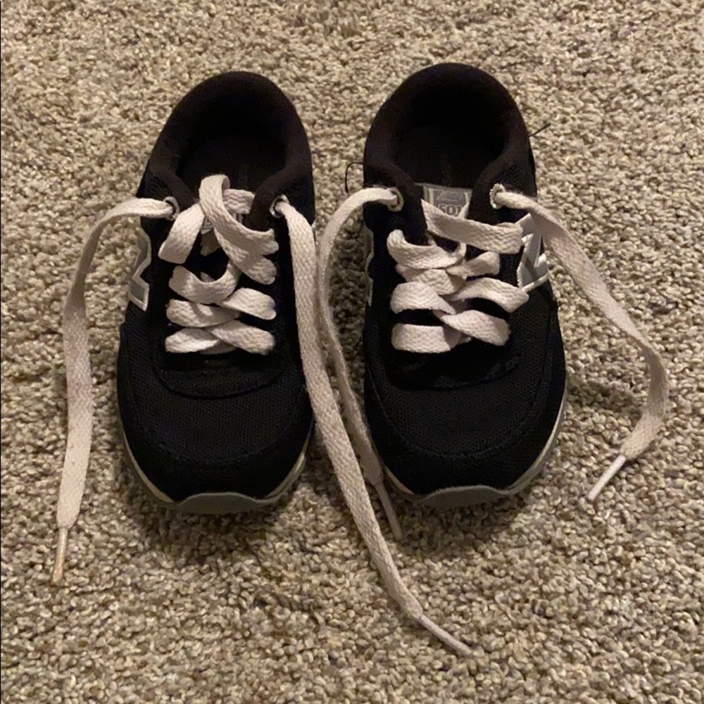 New Balance sneakers - black w/ laces. Toddler 7
